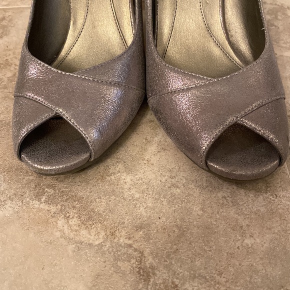 Kenneth Cole 7.5 silver distressed metallic peep toe pump. EUC - Picture 4 of 7